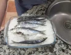 Descubre la auténtica receta de spegesild: deliciosos arenques en escabeche