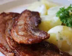 Delicioso Stegt Flæsk con Persillesovs: Receta de Panceta Crujiente y Salsa de Perejil