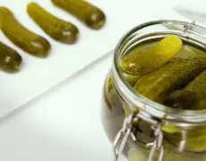 Descubre el delicioso sabor de los syltede asier: Pepinillos encurtidos caseros
