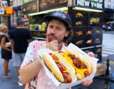 Descubre el auténtico sabor del hot dog danés en un puesto callejero: ¡Una delicia para tu paladar!